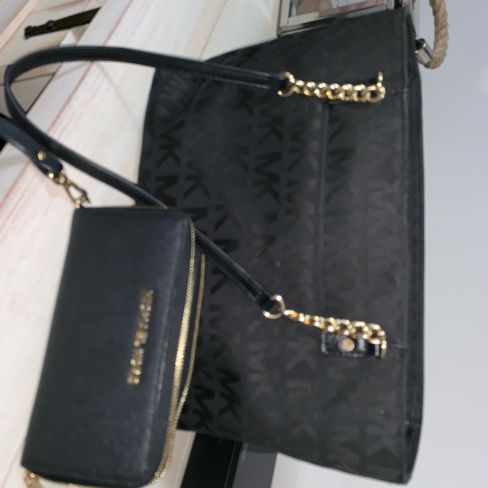 Michael Kors Wallet - image 3